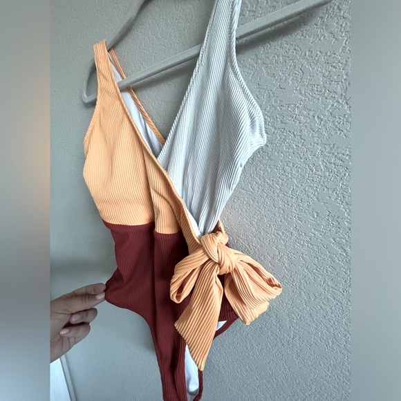 Cupshe wrap one piece swimsuit - Picture 3 of 5